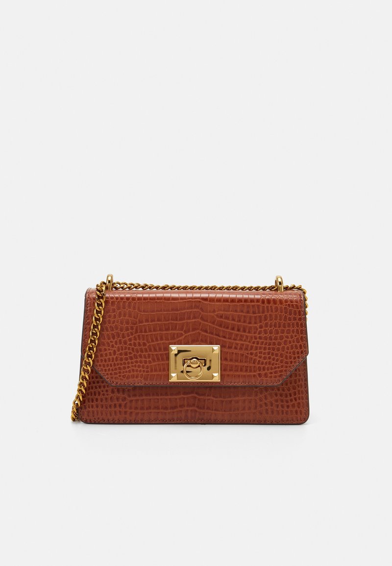 Ruskea nahkainen käsilaukku krokotiilinkuviolla, kultainen suorakaiteen muotoinen lukko ja kultainen ketjuhihna valkoisella taustalla.