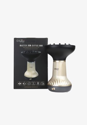 Diffuseur de sèche-cheveux Master Ion-Diffus 800 noir et or avec corps rainuré, interrupteur de contrôle, à côté de sa boîte d'emballage noire et or à la marque.