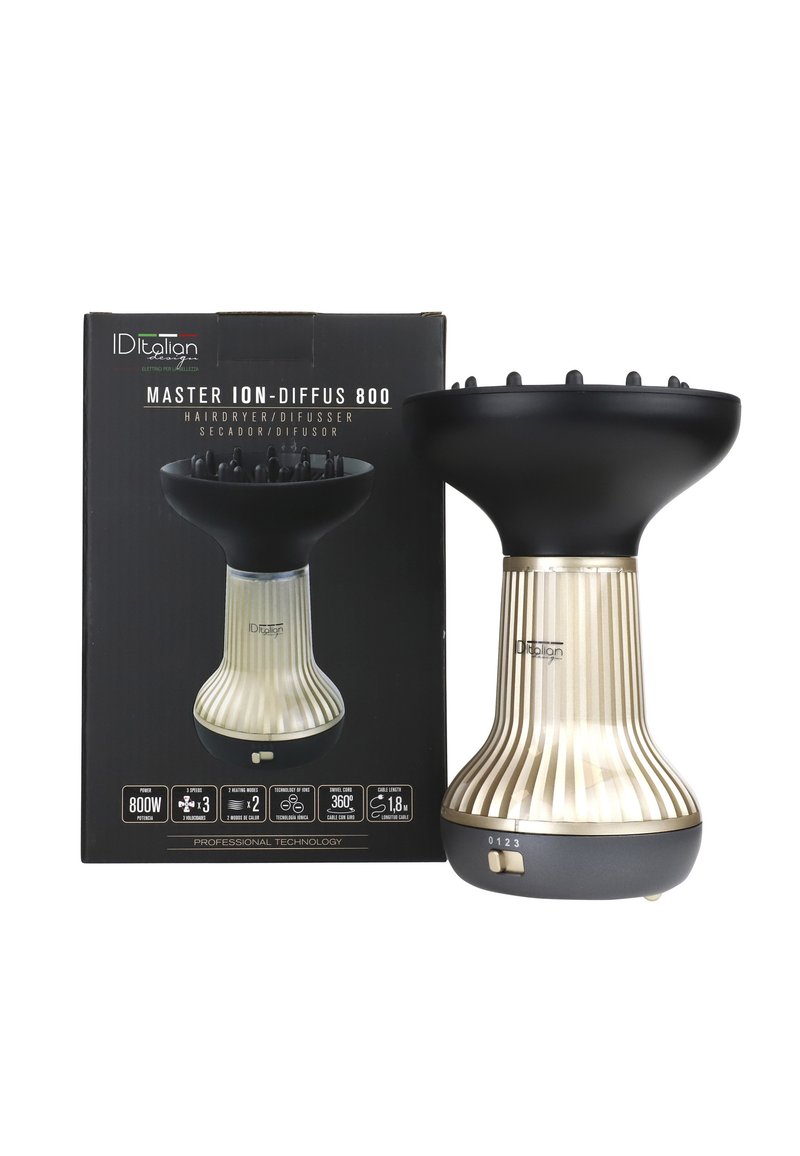 Diffuseur de sèche-cheveux Master Ion-Diffus 800 noir et or avec corps rainuré, interrupteur de contrôle, à côté de sa boîte d'emballage noire et or à la marque.