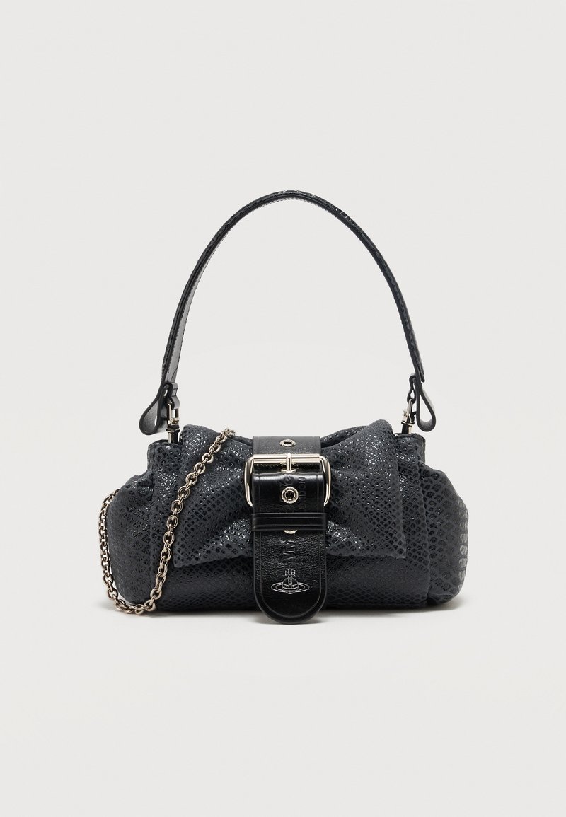 Μαύρη τσάντα χιαστί από δέρμα με υφή, ασημί αγκράφα, λουράκι αλυσίδα και κοντή λαβή σε μονόχρωμο φόντο.