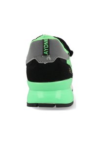 Zwarte en groene sneaker met een bovenwerk van mesh en suede, een gevoerde zool en een reflecterende accent op de hiel met merktekst.