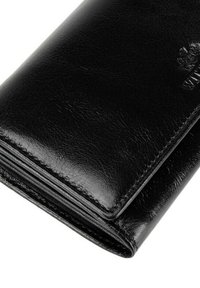 Czarny skórzany portfel o gładkiej fakturze, z wypukłym logo, składanym kroju i widocznym szyciem wzdłuż krawędzi.