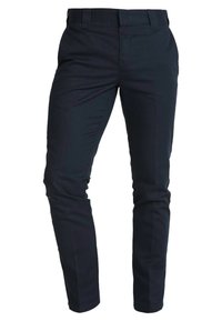 Pantalon noir pour homme, coupe slim, avec passants pour ceinture, fermeture éclair à l'avant et plis marqués le long des jambes.