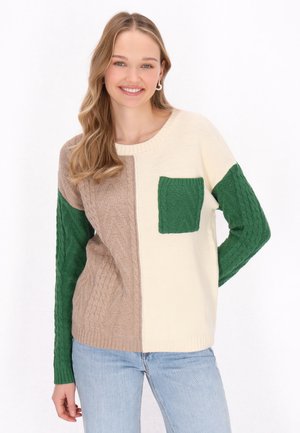 Chunky gebreide trui in beige, crème en groen. Voorzien van een groene kabelgebreide zak, geribbelde halslijn en een contrasterend kleurblok ontwerp.