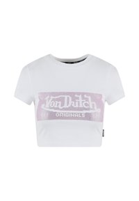 Valkoinen lyhythihainen crop-top paita, jossa on vaaleanpunainen kivikirjailu logo rinnan kohdalla. Sujuva puuvillamateriaali.