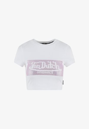 Witte cropped t-shirt met korte mouwen, met een roze rhinestone logo grafiek over de borst. Glad katoenen materiaal.