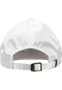 Hvid hat med glat satin finish, bagtil justerbar rem med metal spænde, syede sømme og et buet skærmdesign.