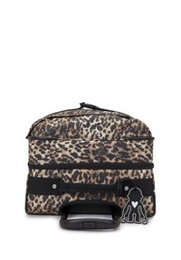 Maleta con un diseño de estampado de leopardo, con un zipper y asa negros, material resistente y un llavero en forma de mono adjunto.