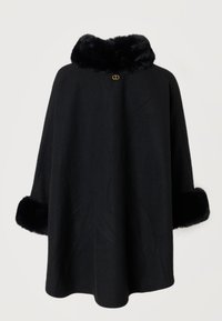 Juodas vilnonis apsiaustas su purus kailio apykakle ir rankogaliais, puoštas mažyčiu auksiniu spaustuku ties kaklu.