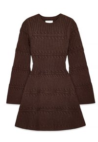 Pruunikas kaabelpitsiga pikkade varrukatega kampsunist kleit, millel on vöökoha järgi istuv lõige ja lehvivad varrukasääred, horisontaalse punutud mustriga soonikriidel.