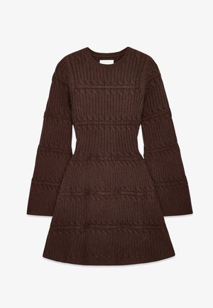 Bruine kabelgebreide jurk met lange mouwen, een aangesloten taille en uitlopende manchetten, met horizontale gevlochten patronen op geribbeld stof.