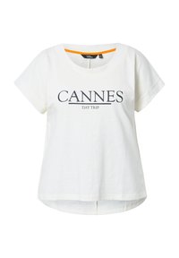 Camiseta corta de manga corta blanca, hecha de material suave, con un cuello redondo y con la inscripción "CANNES DAY TRIP" en texto azul oscuro en la parte frontal.