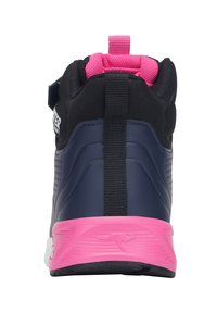 Schwarze und marineblaue High-Top-Sneaker mit pinken Akzenten. Obermaterial aus Textil mit einer strukturierten, strapazierfähigen Gummisohle. Mit einem Zugband an der Ferse.