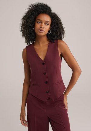 Gilet sans manches bourgogne avec un décolleté en V profond, cinq boutons noirs et deux poches latérales ; texture lisse, coupe ajustée.