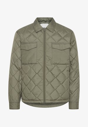 Pats anovējs olīvu zaļas krāsas jakai ar divām krūšu kabatām, rāvējslēdzēja priekšpusi un apkakli. Viegls, ar gludu, spīdīgu tekstūru.