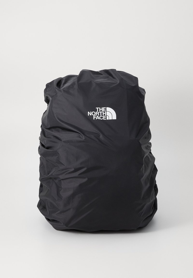 Musta vedenkestävä reppu, jossa on ryppyinen pinta ja kiristettävä yläosa. Edessä on näkyvä valkoinen The North Face -logo.