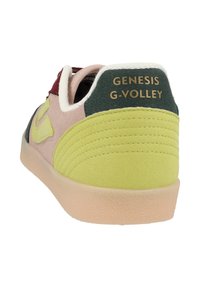 Moniväriset tennarit, jotka koostuvat vihreästä, vaaleanpunaisesta ja punaisesta mokasta, joissa on teksturoitu keltainen kanta, koristeltuna "GENESIS G-VOLLEY" -tekstillä kullassa.