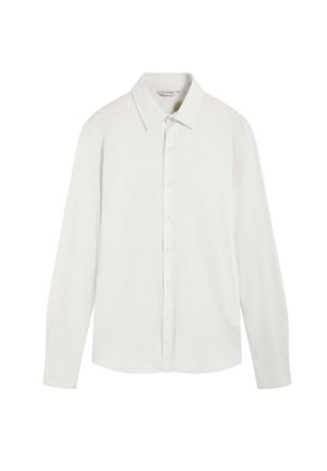 Cămașă albă cu mâneci lungi, dintr-un material neted, prezentând un guler clasic, închidere cu nasturi la față și un croi confortabil.