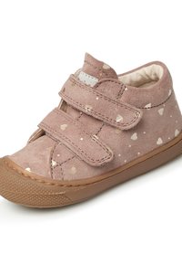Scarpa in suede rosa con motivi a cuore, due cinturini in Velcro, collo imbottito e suola in gomma, progettata per il comfort e facilità d'uso.