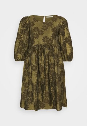 Olivgrünes Kleid mit Puffärmeln, tailliertem Bund und Blumenmuster. Schlüsselbein-Ausschnitt hinten; aus strukturiertem Stoff gefertigt.
