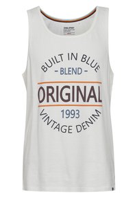 Top din bumbac alb fără mâneci, cu un print grafic ce include textul "BUILT IN BLUE," "ORIGINAL," și "VINTAGE DENIM 1993" în diverse culori și fonturi.