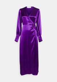 Lila Satin-Wickeldress mit langen Ärmeln, tiefem V-Ausschnitt und seitlichem Bindegürtel. Die glatte Textur und das knöchellange Design betonen die Silhouette.