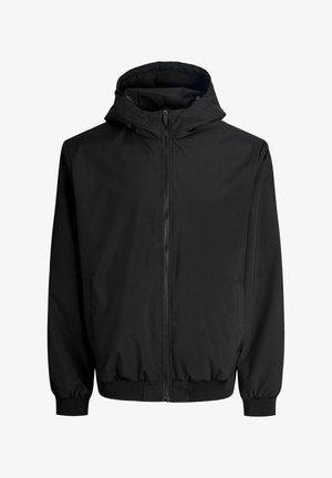 Giacca nera con cappuccio realizzata in tessuto liscio. Presenta chiusura con zip, polsini elasticizzati e vestibilità comoda. Design minimalista senza motivi visibili.