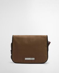 Hnědá obdélníková taška přes rameno s klopou a štítkem "Paul Smith miluje Barbour" uprostřed vpředu.