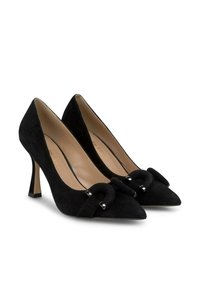 Scarpe nere in suede con tacco alto, punta affilata e un dettaglio decorativo a fiocco annodato sul davanti, con un tacco metallico slanciato.
