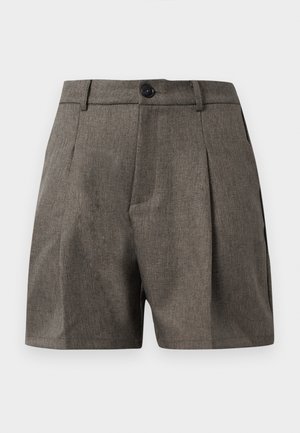 Pantaloni corti in tessuto marrone su misura con pieghe frontali, passanti per cintura, tasche laterali e chiusura con bottone nero in vita.