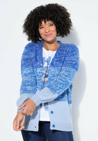 Niebieski sweter na drutach z efektem gradientu od granatowego do jasnoniebieskiego, z przodem na guziki, ściągaczowymi mankietami i miękką fakturą.