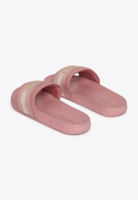 Chanclas rosas con diseño plano, que presentan una correa texturizada con una banda beige y un detalle de logotipo en relieve. Suela de goma lisa.