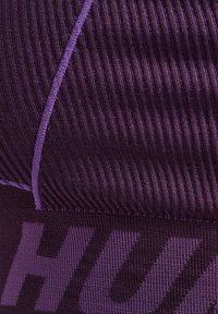 Fioletowa tkanina o fakturze z prążkowanym wzorem, z wyraźnie widoczną literą "H". Gładki i elastyczny materiał.