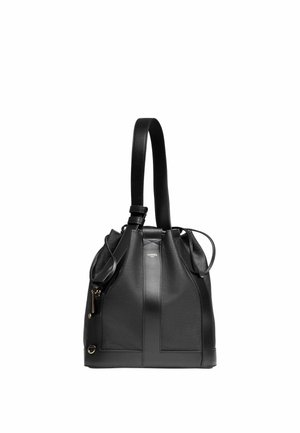 Sac seau en cuir noir avec une forme structurée, doté d'une fermeture à cordon et de deux bretelles. Comprend une poche latérale zippée.