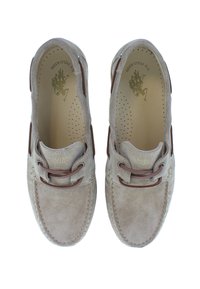 Pantofi din suede bej deschis cu sireturi maro, cusături în stil mocasin, branț perforat și logo embosat în interior.