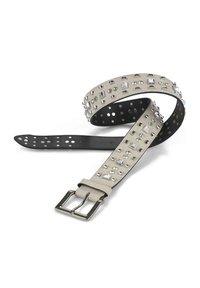 Beige leren riem met zilveren studs en rechthoekige accenten, met een zwarte onderzijde en een metalen gesp. Ronde perforaties overal.