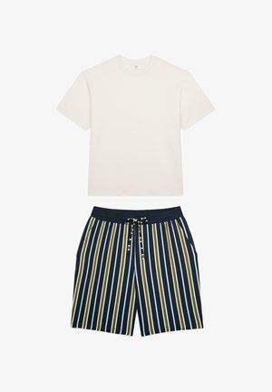 T-shirt beige clair avec un col rond et des manches courtes, associé à un short bleu marine avec des rayures verticales blanches et vertes.