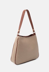 Borsa a tracolla beige con motivo, dotata di tracolla e bordi in pelle marrone, caratterizzata da un design geometrico e una silhouette strutturata.
