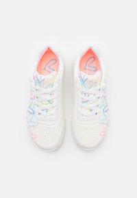 Baskets blanches avec des motifs colorés et abstraits. Comprend une tige perforée, des lacets blancs et des semelles intérieures roses. Conçues pour le confort et le style.