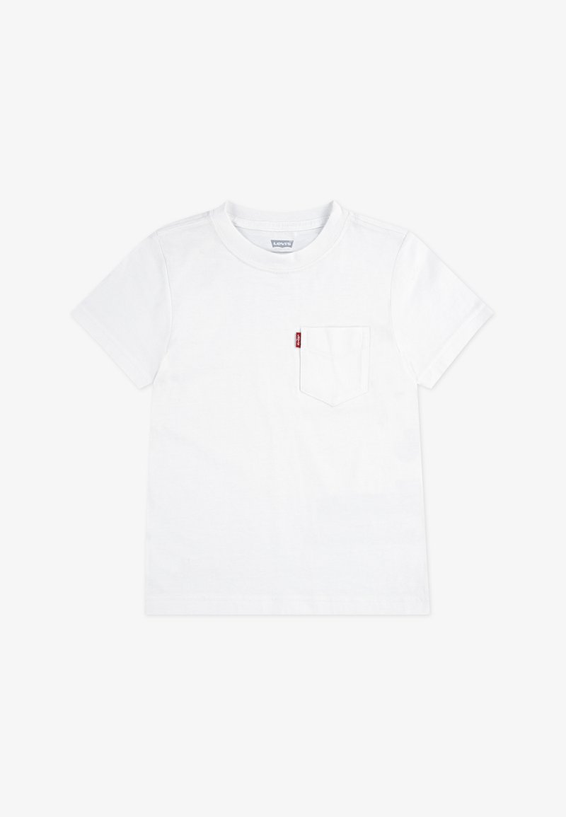 Biała bawełniana koszulka z krótkimi rękawami, okrągłym dekoltem i kieszenią na piersi z małą czerwoną metką z logo Levi's. Gładka tekstura.