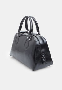 Borsa a tracolla in pelle nera con un design strutturato, parte superiore arrotondata, doppi manici e dettagli in metallo argentato. Tessuto liscio, finitura lucida.