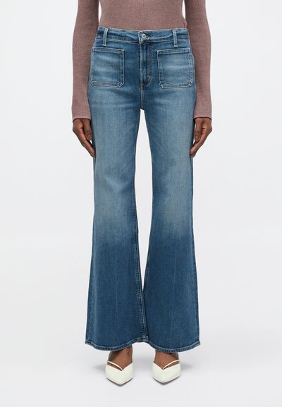 Jeans a campana azzurri in tessuto denim, con vita alta, due tasche frontali e una leggera scoloritura vicino all'orlo.