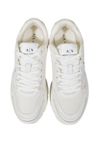 Sneakers bianchi con dettagli in mesh e pelle liscia, caratterizzati da una punta arrotondata, chiusura con lacci e accenti del logo sulla linguetta.