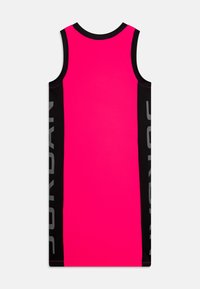 Robe sans manches en tissu rose vif avec une texture côtelée. Les panneaux latéraux noirs arborent un logo audacieux 'JORDAN' en gris. Encolure ronde.