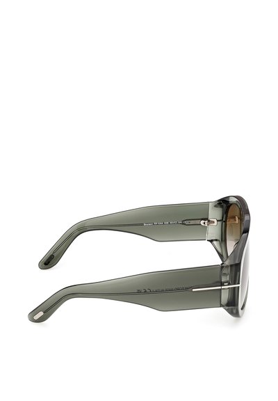 Lunettes de soleil translucides grises à monture épaisse vues de côté, mettant en avant des branches larges et des verres teintés.