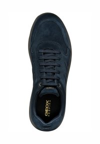 Sneaker in camoscio blu navy con punta arrotondata, chiusura con lacci, superficie testurizzata e suola in gomma con dettagli del logo dorato.