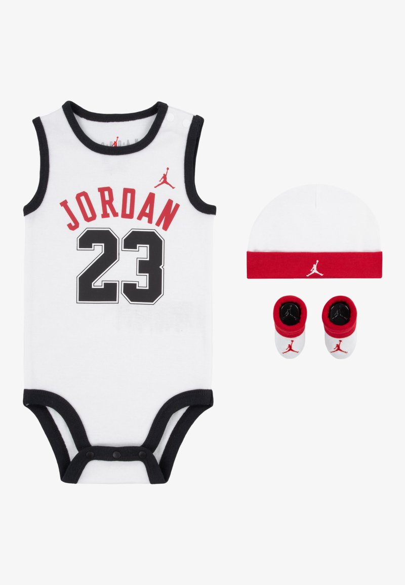 Hvit bomulls body med svart kant, med "JORDAN" og "23" i rødt og svart, sammen med en hvit hatt med rød kant og matchende booties.