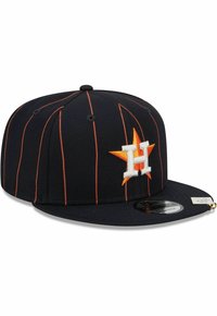 Marineblaues Baseballcap mit vertikalen orangefarbenen Streifen, ausgestattet mit einem weißen und orangefarbenen gestickten Logo auf der Vorderseite und einem strukturierten Schirm.