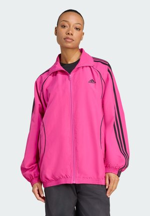 Roze zip-up jack met zwarte accenten en drie zwarte strepen op de mouwen. Beschikt over een hoge kraag en elastische boorden en zoom. Lichtgewicht stof.