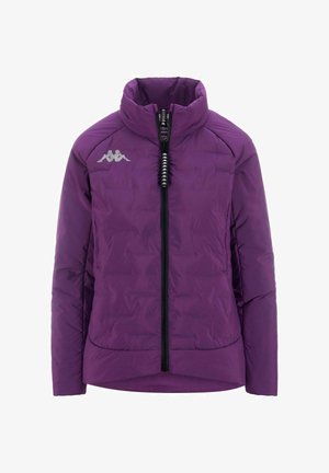 Giacca a vento viola con colletto alto, zip frontale completa e dettaglio zip nera. Presenta un logo sul lato sinistro del petto e una texture trapuntata.